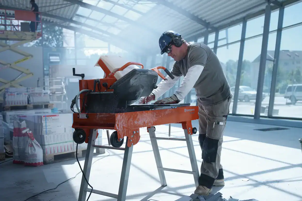 Scie sur table et de carrelage Husqvarna 2,2 kW