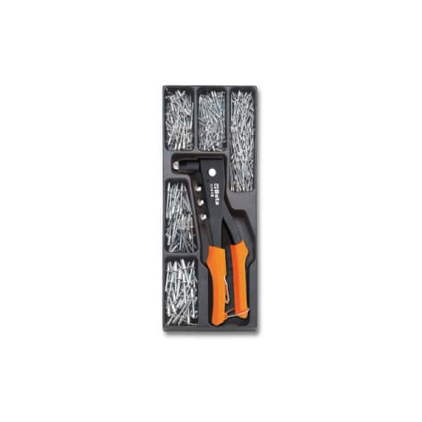 Plateau thermoformé rigide avec composition d’outils